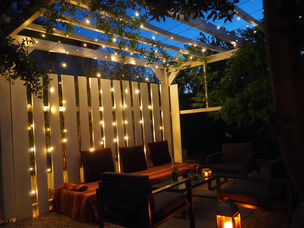guirlandes lumineuses extérieures élégantes illuminant une terrasse de jardin moderne la nuit