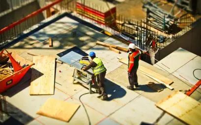 ouvriers transportant du matériel de construction sur un chantier