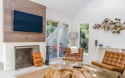 Un mur en bois dans le salon
