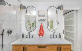 Les miroirs dans la salle de bain