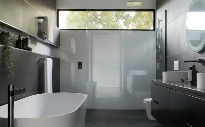 Le baignoire dans la salle de bain