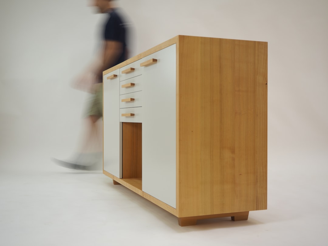 Meubles designer années 50 authentiques : guide anti-contrefaçon